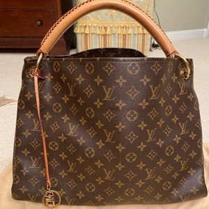 💯 Authentic Louis Vuitton Artsy Mm